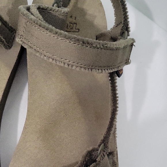 Teva  Unisex Green Olive Color Sandals Size 11 - Picture 10 of 15